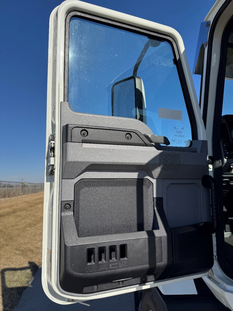2021 MACK AN64T - USED TRUCKS DAY CAB - image 11